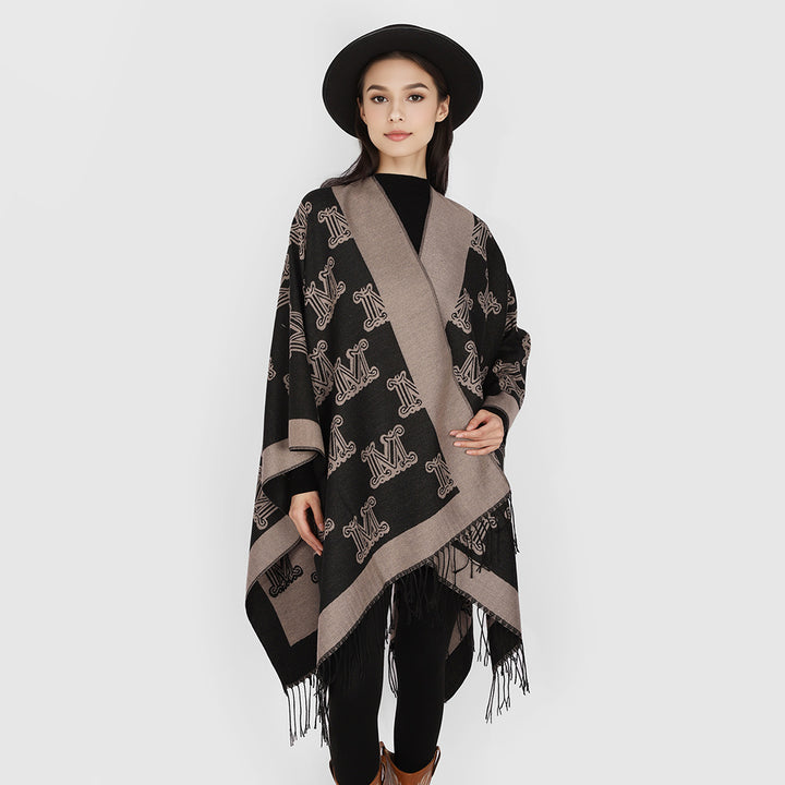 Damen Jacquardponcho mit Monogramm-Allover und Fransensaum – Avérine