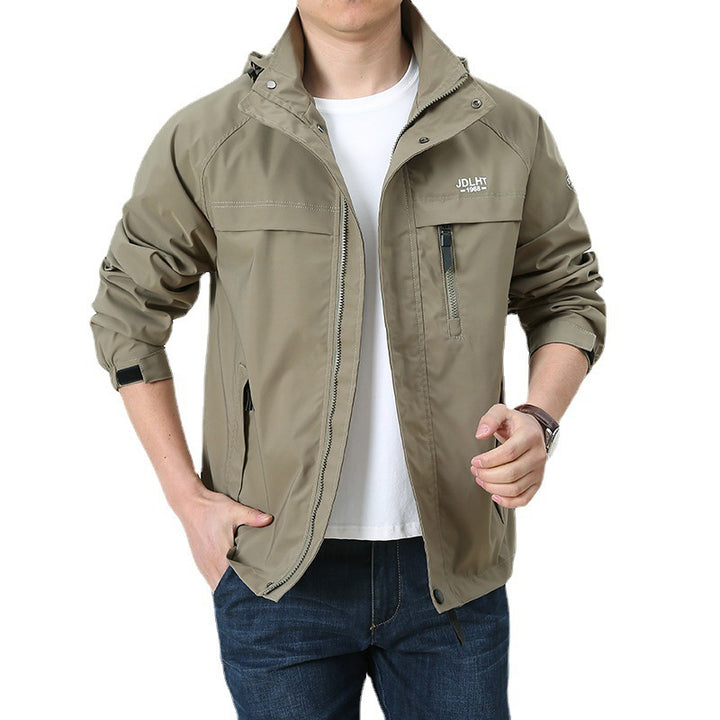 Herren Atmungsaktive Übergangs-Softshelljacke im Field‑Stil mit verdeckter Kapuze und Reißverschluss‑Brusttasche Echoarchiv