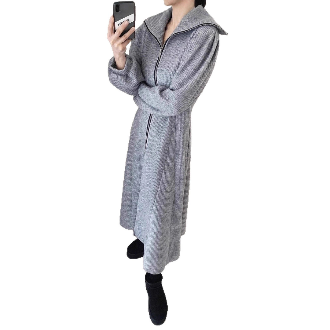Damen Geripptes Strick-Midikleid mit Reißverschlusskragen und ausgestelltem Rock – Élara