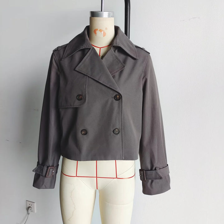 Damen kurz geschnittene Doppelreiher Trenchjacke mit Schulterriegeln und verstellbaren Manschetten – Célinea