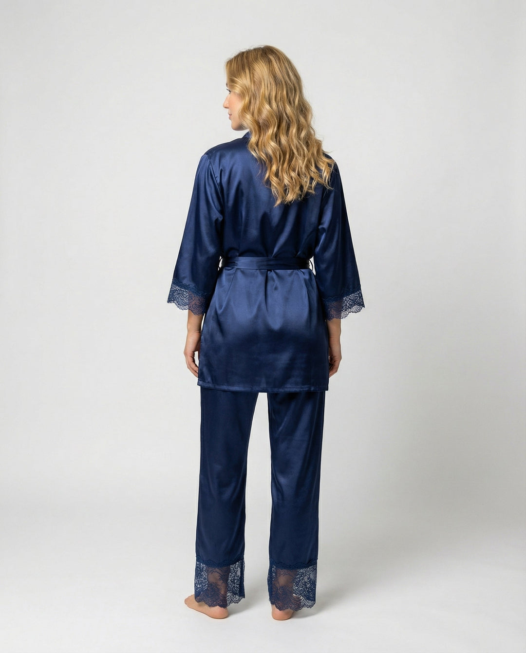 Luxuriöses Seiden Pyjama Set Damen | Echoarchiv