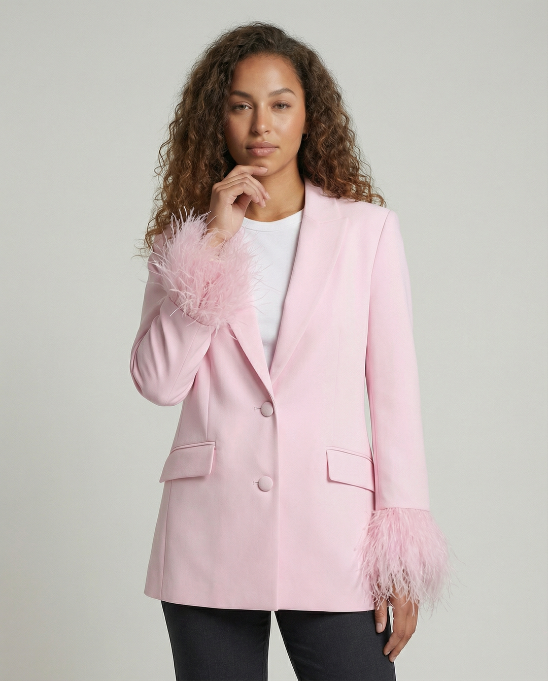Damen eleganter Blazer mit auffälligen Federärmel Echoarchiv