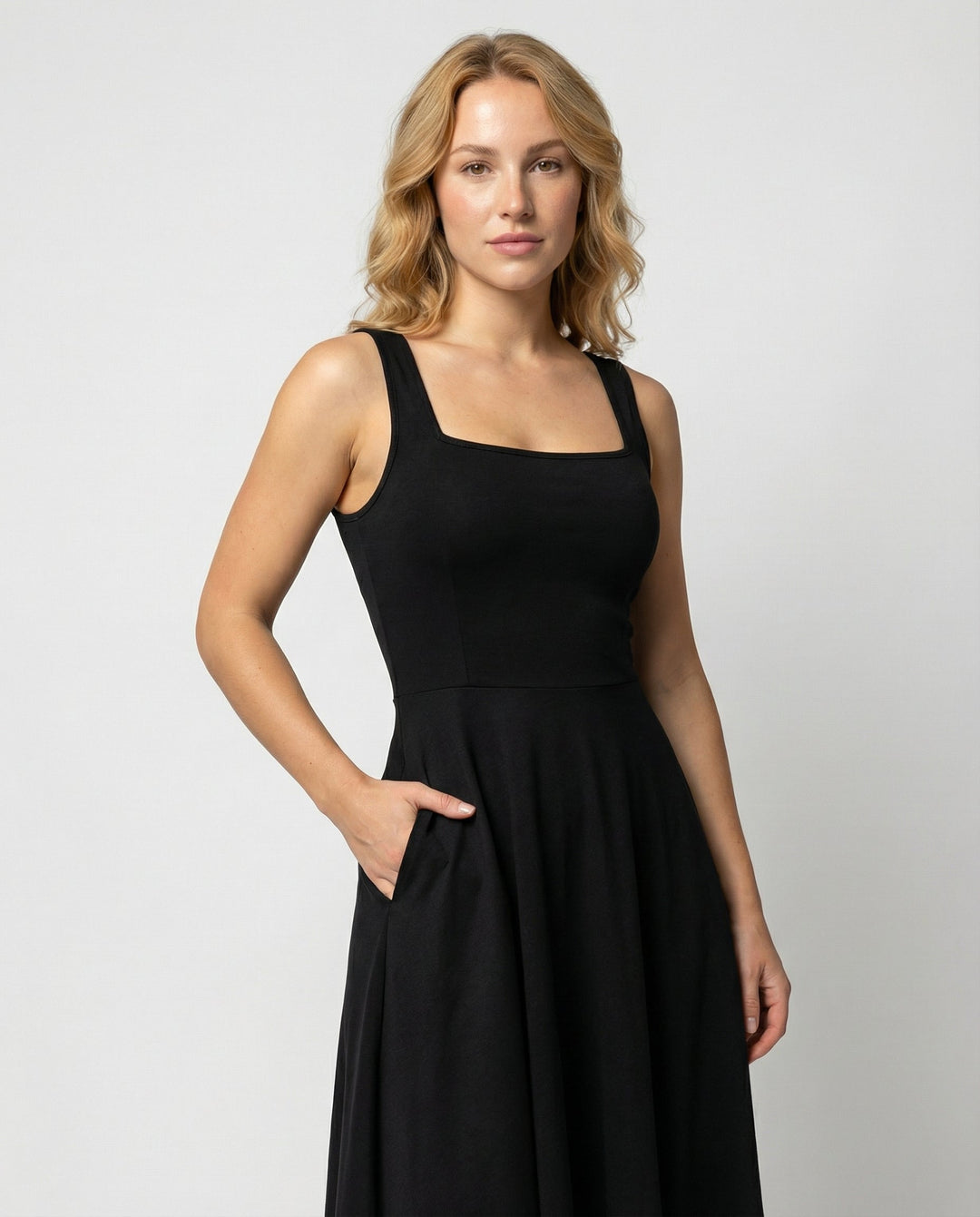 Elegantes Damen Maxikleid mit weichem Schnitt & quadratischem Ausschnitt | Echoarchiv