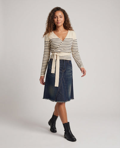 Damen Gestreiftes Wickel-Feinstricktop mit tiefem V-Ausschnitt und Bindegürtel Echo Archiv
