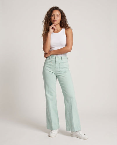 Damen Hochtaillierte weite Jeanshose mit aufgesetzten Fronttaschen und ausgestelltem Bein Echo Archiv