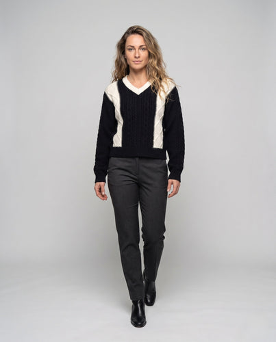 Damen Kurzer Zopfstrick-Pullover mit V‑Ausschnitt und kontrastierenden Einsätzen Echo Archiv
