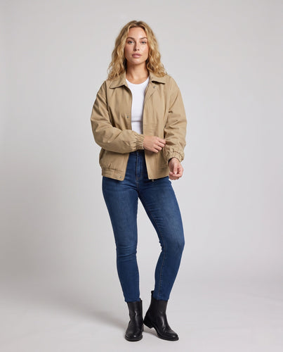 Damen Leichte Hemdjacke im Oversize‑Look mit Hemdkragen und verdeckter Druckknopfleiste Echo Archiv