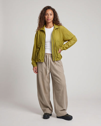 Damen Ultraleichte Kurzjacke im Technical‑Look mit Stehkragen, gerafften Fronttaschen und Kordelzug Echo Archiv