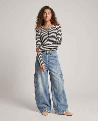 Damen Extraweite Palazzodenimhose mit Balloon‑Silhouette und großen Cargo‑Klappentaschen Echo Archiv