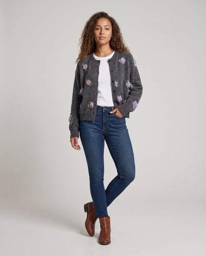 Damen Flauschige Strickjacke mit 3D-Blütenapplikation und Raglanärmeln Echo Archiv