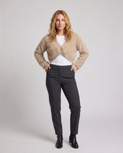 Damen Kurzcardigan aus flauschigem Kunstfell‑Strick mit tiefem V‑Ausschnitt und Zierknopf Echo Archiv