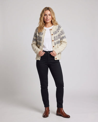 Damen Kurzcardigan im Skandi‑Look mit Rundpasse und Holzknopfleiste Echo Archiv