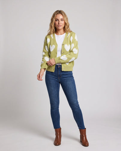 Damen Kurzgeschnittener Herzjacquard-Cardigan mit V-Ausschnitt und Perlmuttknöpfen Echo Archiv