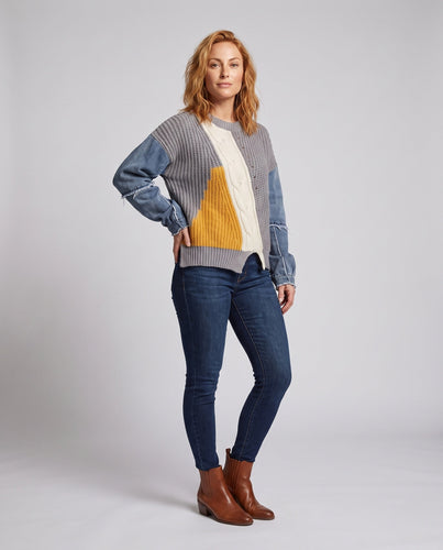 Damen Oversize Strickpullover mit Jeansärmeln und asymmetrischem Zopfdetail Echo Archiv