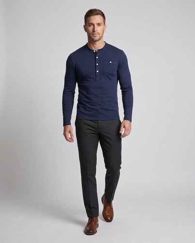 Herren Slim-Fit Henley mit Stehkragen und Brustleistentasche Echoarchiv