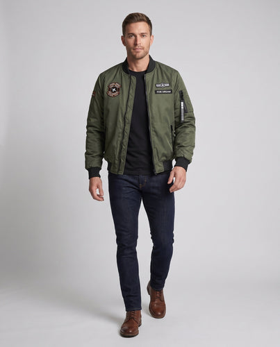 Herren Bomberjacke im Aviator-Style mit Badge‑Patches, Ärmeltasche und wärmender Steppfüllung Echoarchiv