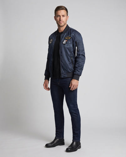 Herren Bomberjacke im Aviatorstil mit Military‑Patches, Ärmeltasche und Rippbündchen Echoarchiv