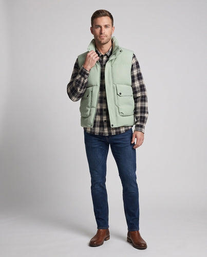 Herren Gepolsterte Ärmellose Thermoweste im urbanen Layering‑Style mit hohem Stehkragen und aufgesetzten Klappentaschen Echoarchiv