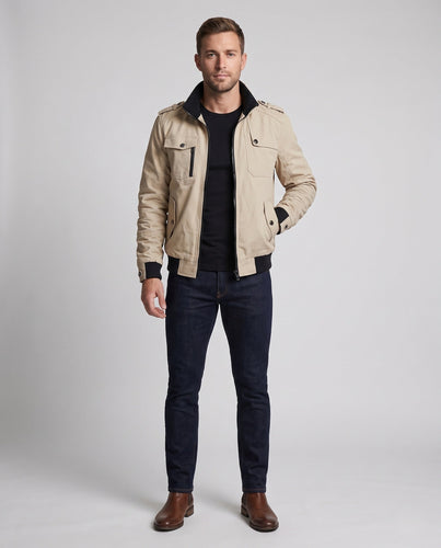 Herren Kurzblouson im Utility‑Field‑Design mit Stehkragen, Schulterepauletten und verdeckten Reißverschlusstaschen Echoarchiv
