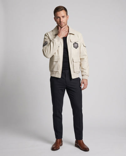 Herren Piloten‑Blouson aus strukturiertem Kunstleder mit Patch-Details und Mehrfachtaschen Echoarchiv