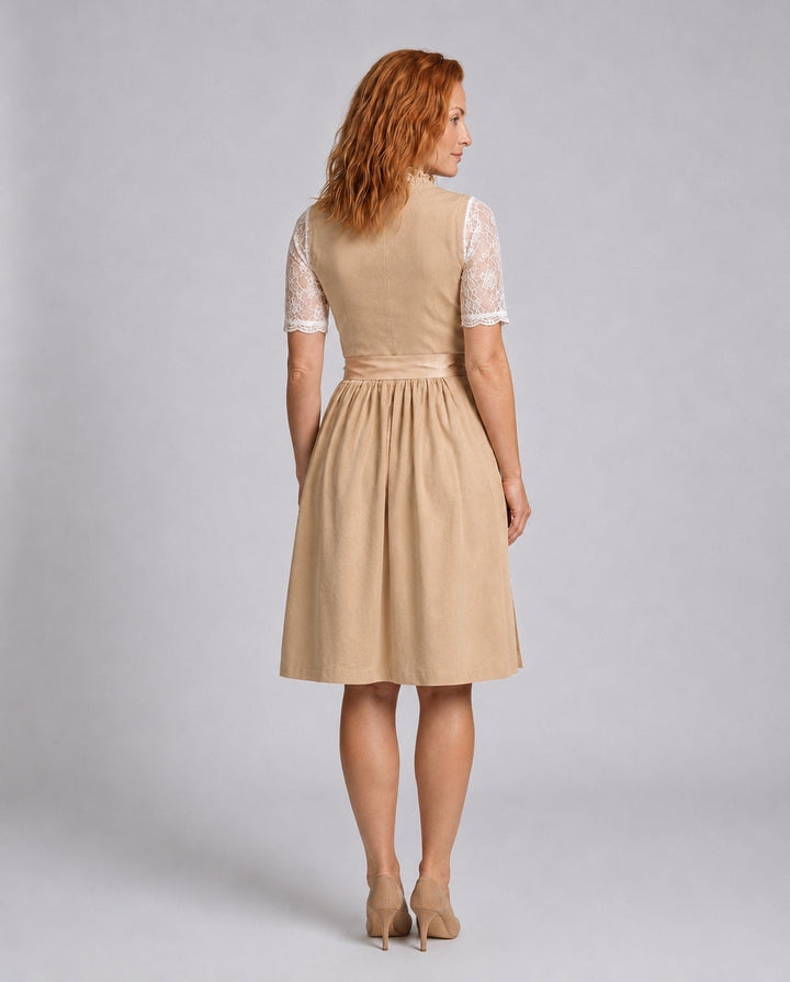 Damen Traditionelles Dirndlkleid mit Schnürmieder, Schürze & Spitzenbluse | Echoarchiv