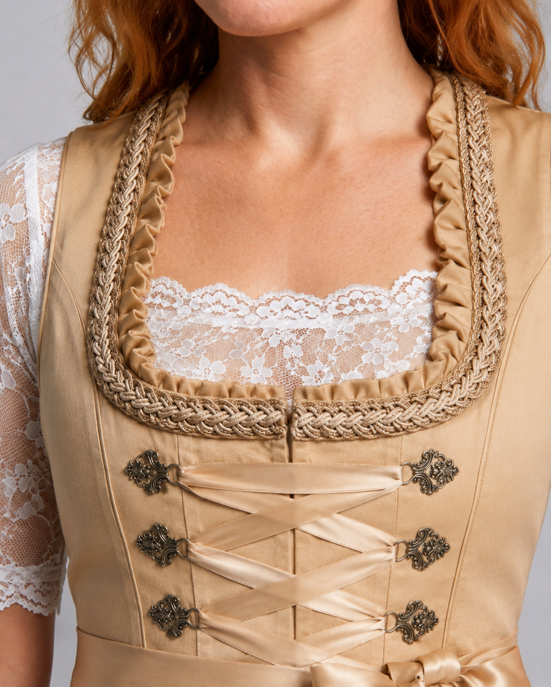 Damen Traditionelles Dirndlkleid mit Schnürmieder, Schürze & Spitzenbluse | Echoarchiv