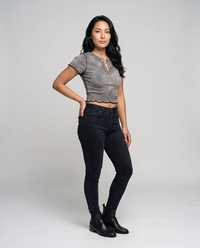 Damen stilvolles Cropped Top mit anspruchsvollen Schnürdetails und dekorativem Saum
