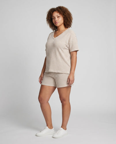Stylisches Freizeitset für Damen mit gestreiftem Oberteil und Shorts