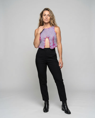Damen Stricktop mit speziellen Ausschnittdetails und verspielten Rüschen