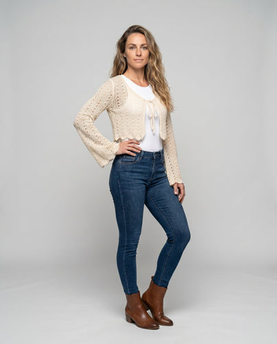 Frauenstrickjacke mit anspruchsvollem Bindeband und weiten Ärmeln
