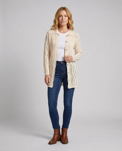 Damencardigan mit kompliziertem Lochmuster und Knopfdetails