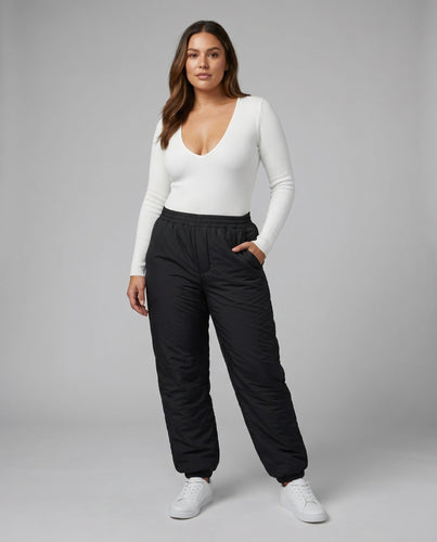 Damen stylische kurz geschnittene gesteppte Jacke mit hohem Kragen und praktischen Reißverschlusstaschen