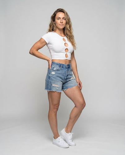Damen trendige Jeans-Shorts mit modischen Ausschnitten und individuellen Fransen