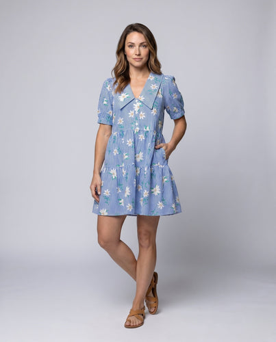 Frauen verspieltes kurzärmeliges Kleid mit fröhlichem Blumenmuster und bequemem Schnitt