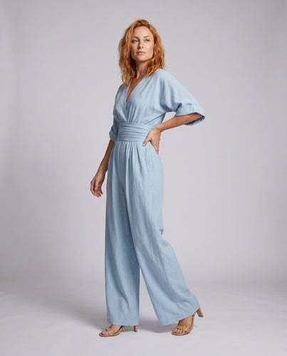 Damen Weit geschnittener Jumpsuit mit tiefem V-Ausschnitt und schickem Taillengürtel Echoarchiv