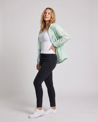 Damen nan leichte Kapuzen-Windjacke mit Packfunktion und verstellbarem Saum Echo Archiv