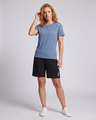 Damen sportliches Trainingsset mit atmungsaktivem T-Shirt und komfortablen Shorts Echo Archiv