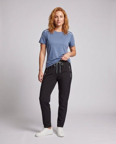 Damen sportliches und atmungsaktives Set mit Funktionsshirt und Stretch-Hose Echo Archiv