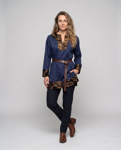 Elegante Damenkaftan mit aufwendigen Verzierungen und Gürtel Details Echo Archiv