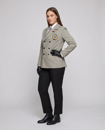 Damen eleganter Anzug mit doppelter Knopfleiste und charakteristischen Applikationen – Avérine