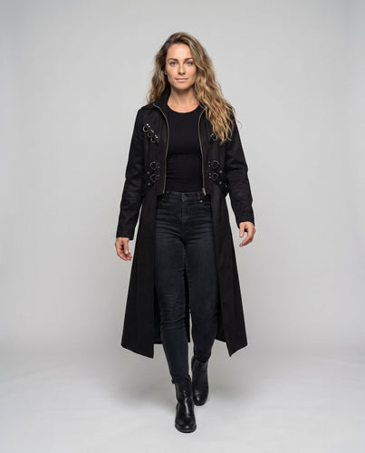Damen eleganter Kapuzenmantel mit aufwändigen Schnallen und femininer Silhouette Echo Archiv