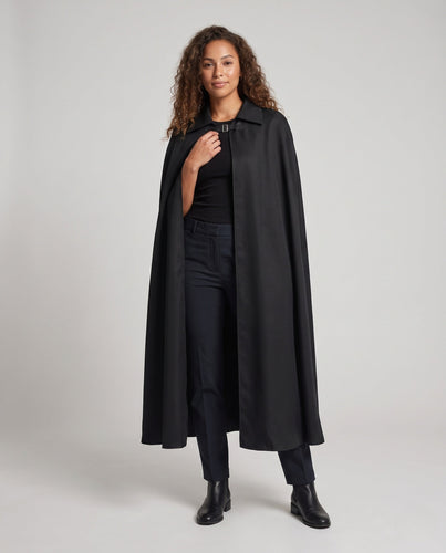 Damen eleganter Kapuzenumhang aus luxuriösem, schimmerndem Stoff Echo Archiv