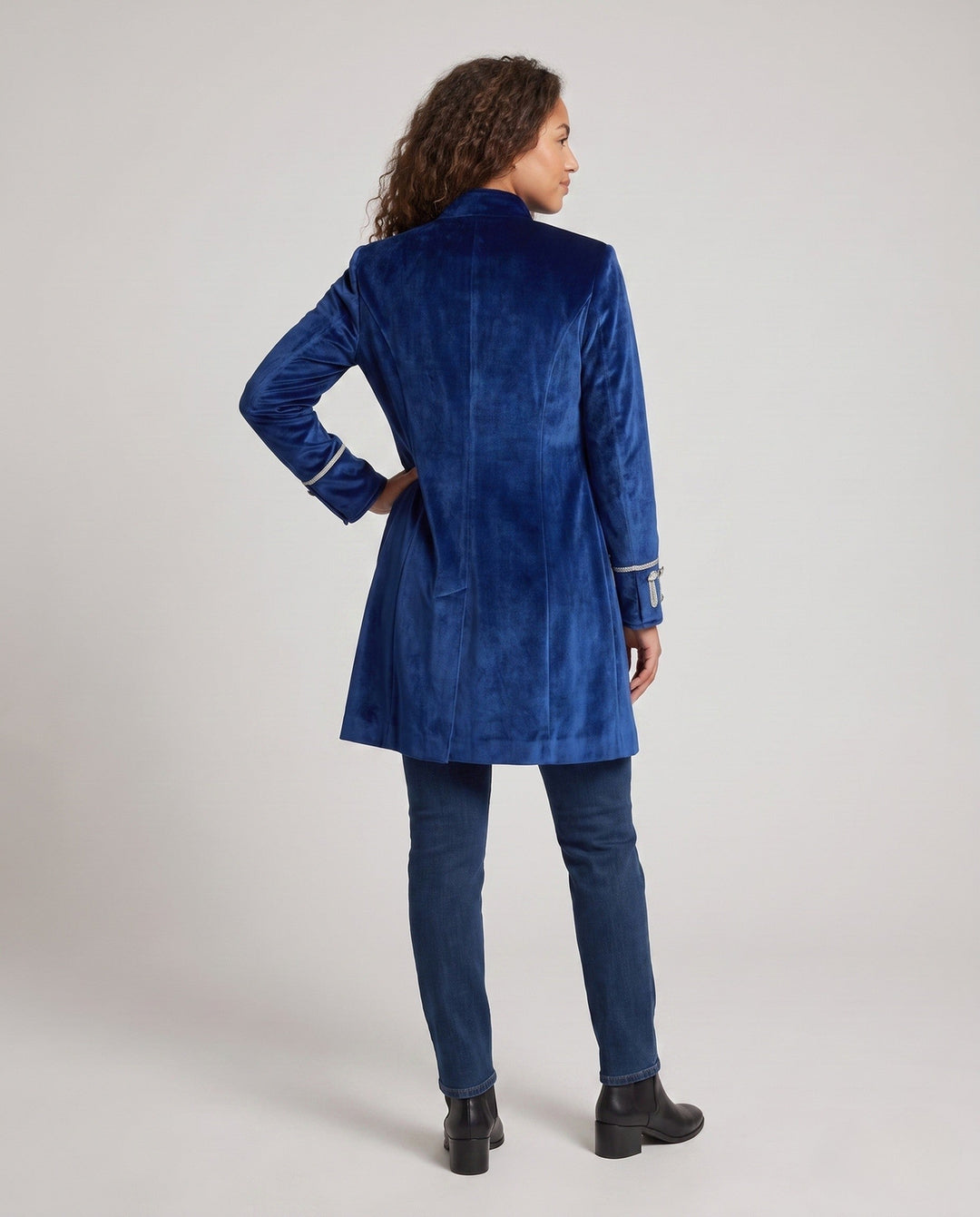 Damen eleganter Samtfrack mit kunstvollen Knöpfen – Valéne
