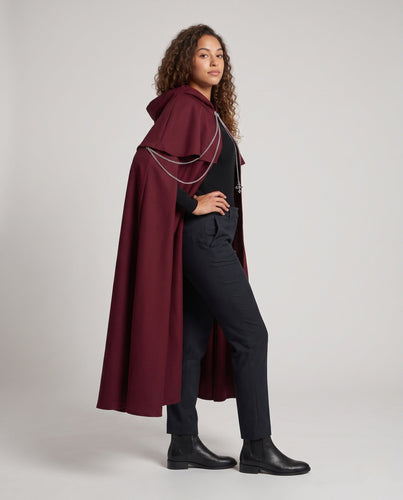 Damen eleganter Zauberumhang mit Kapuze und dekorativen Kettenakzenten Echo Archiv