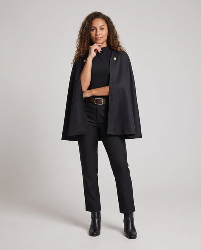 Damen elegantes Kostümset mit Umhang, Hose und Gürtel Echo Archiv