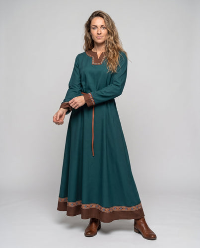 Damen elegantes Maxikleid mit ethnischen Verzierungen und Bindegürtel – Valéora