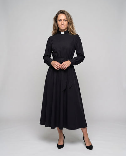 Damen elegantes Maxikleid mit hohem Kragen und tailliertem Gürtel Echo Archiv