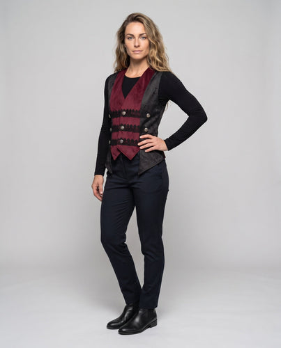 Damen historische Steppjacke mit verzierten Knöpfen und elegantem Umhang – Célinea