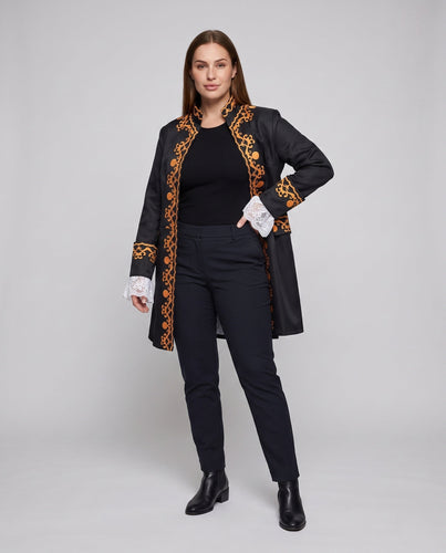 Damen historischer Frackmantel mit kunstvollen Verzierungen und eleganten Details – Montévia