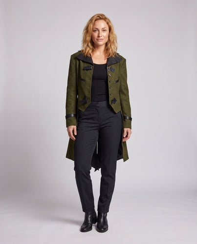 Damen historisches Kostüm mit elegantem Frack und luxuriösen Accessoires – Avérine